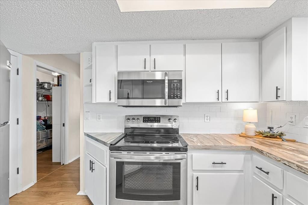 For Sale: $349,900 (2 beds, 2 baths, 1324 Square Feet)