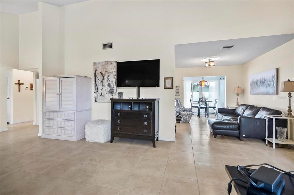 For Sale: $374,500 (2 beds, 2 baths, 1226 Square Feet)