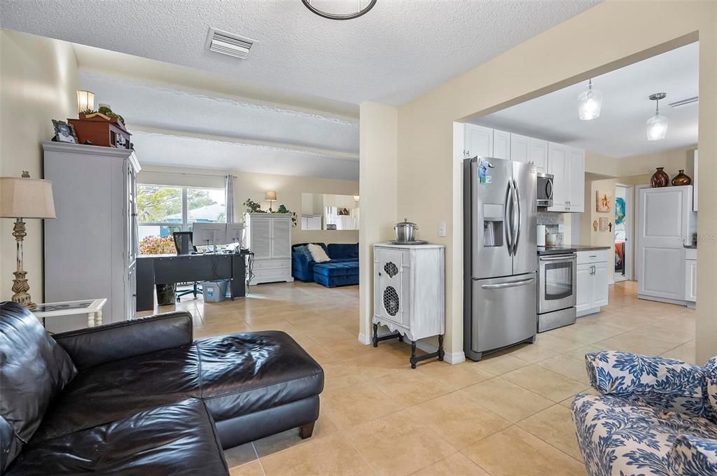 For Sale: $374,500 (2 beds, 2 baths, 1226 Square Feet)