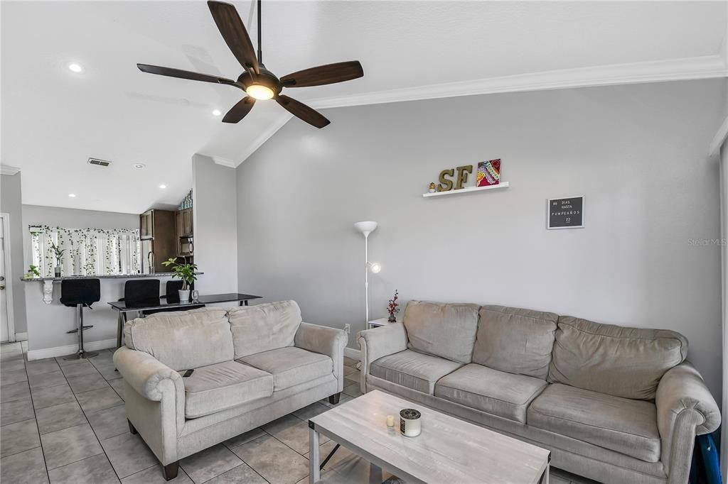 For Sale: $285,000 (2 beds, 2 baths, 952 Square Feet)