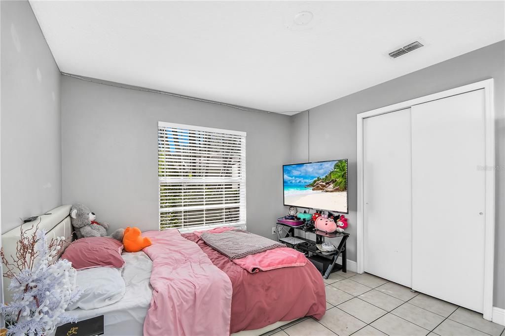 For Sale: $285,000 (2 beds, 2 baths, 952 Square Feet)