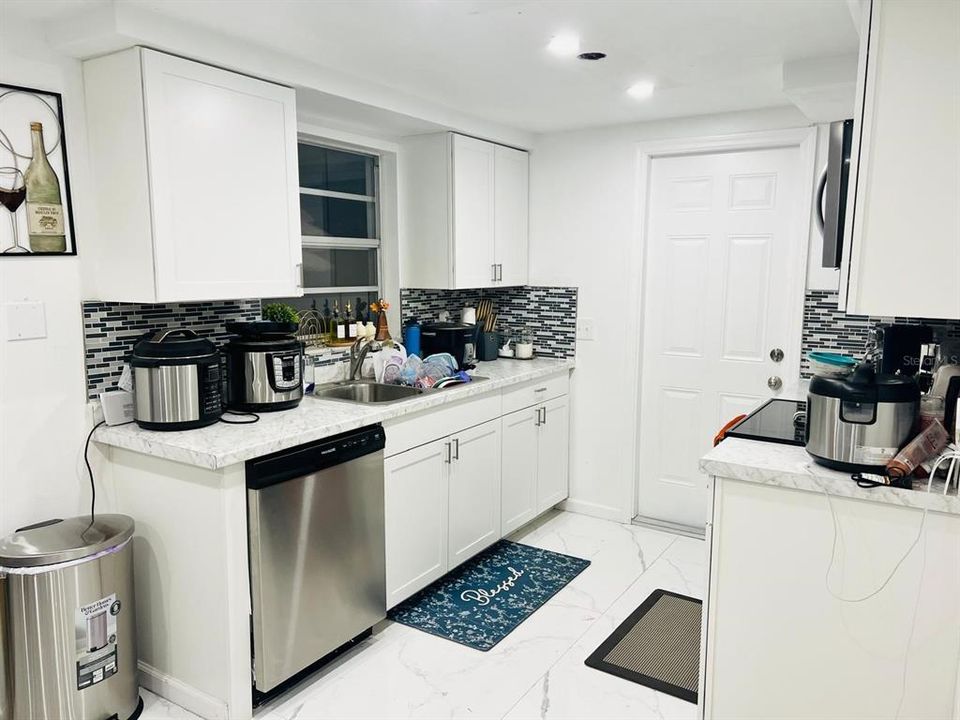 For Sale: $305,000 (3 beds, 2 baths, 912 Square Feet)