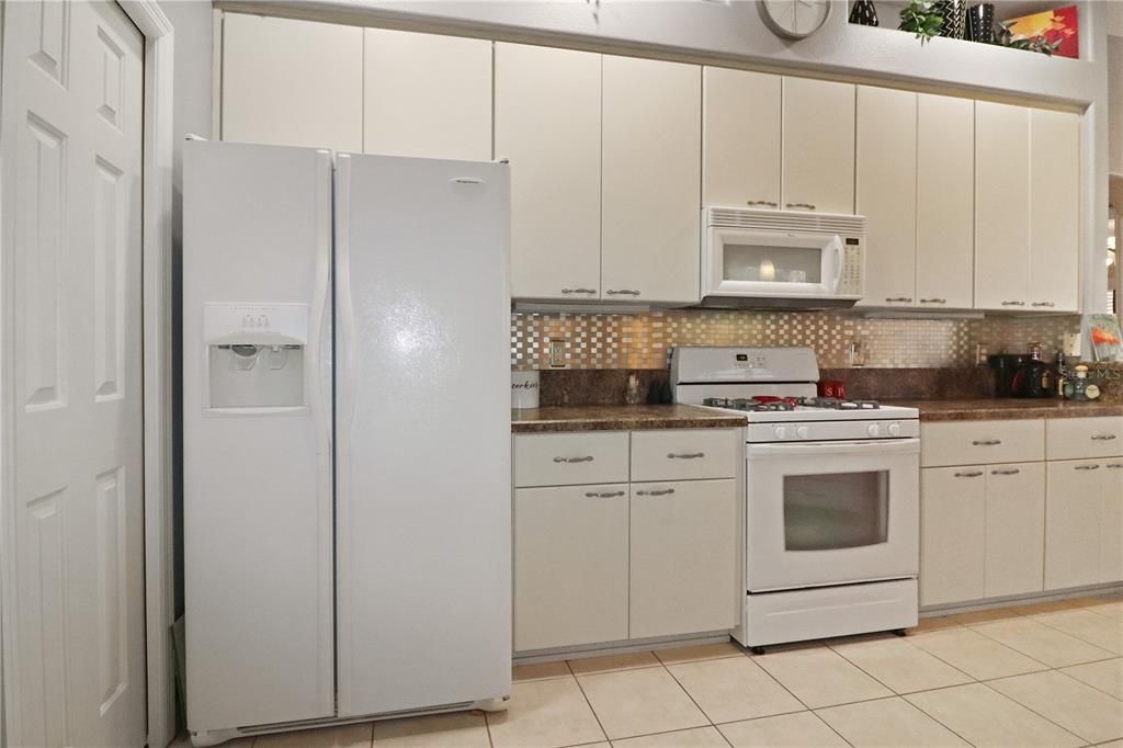 kitchen with recessed lighting and 42" cabinets