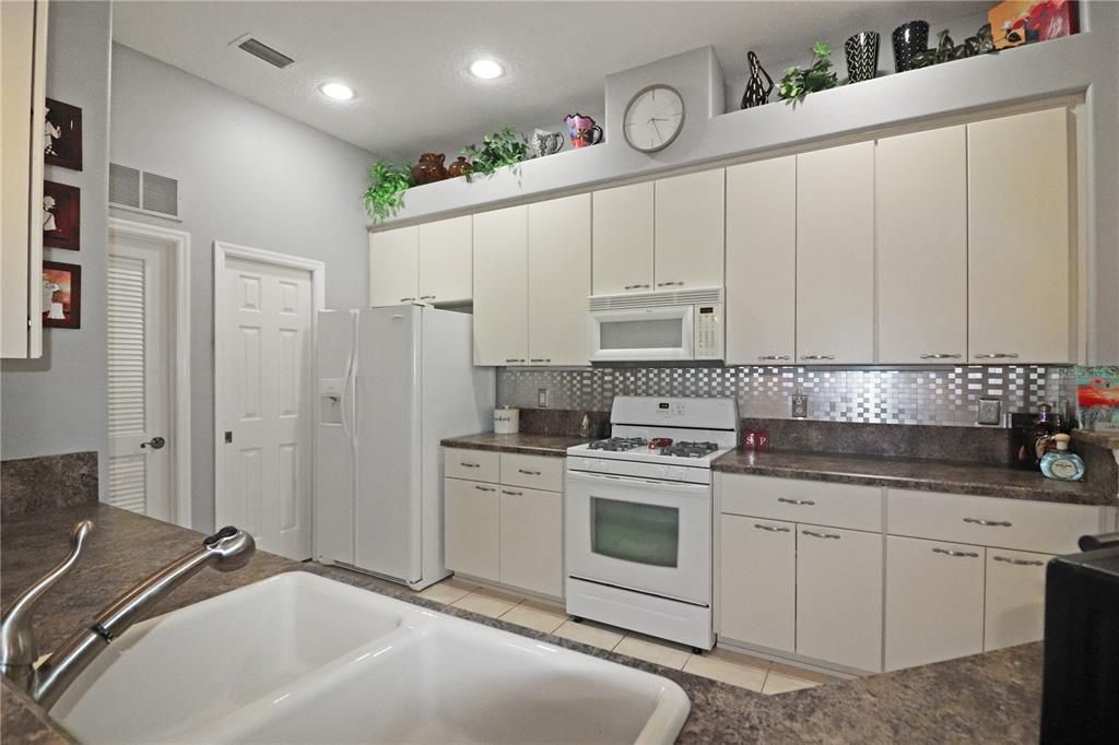 tile backsplash and under-counter lighting