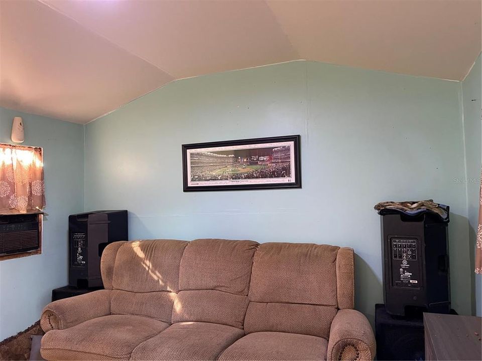 For Sale: $159,500 (1 beds, 1 baths, 576 Square Feet)