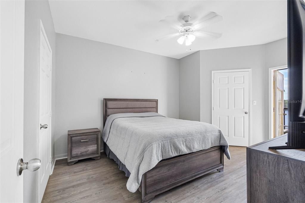 For Sale: $229,000 (1 beds, 1 baths, 890 Square Feet)