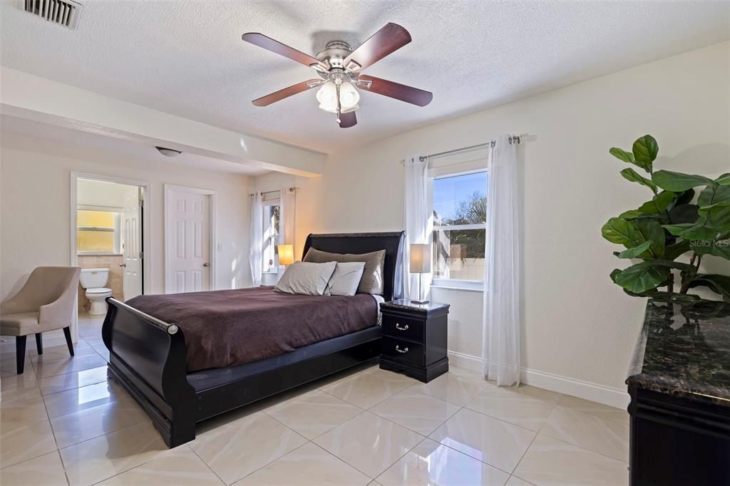 For Sale: $440,000 (2 beds, 2 baths, 1301 Square Feet)