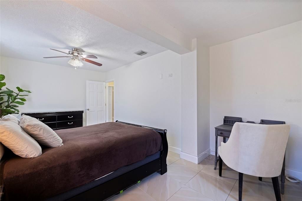 For Sale: $440,000 (2 beds, 2 baths, 1301 Square Feet)