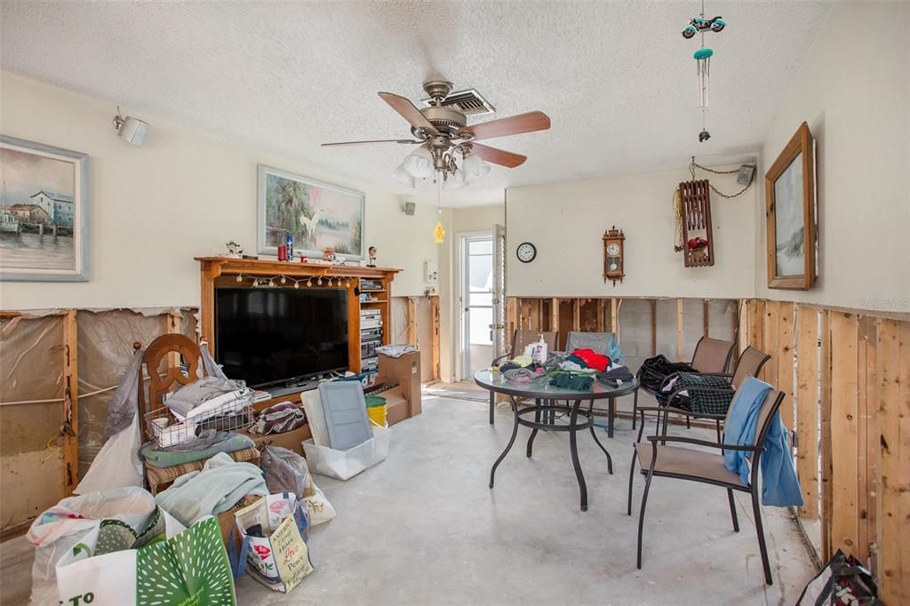 For Sale: $111,000 (2 beds, 1 baths, 915 Square Feet)