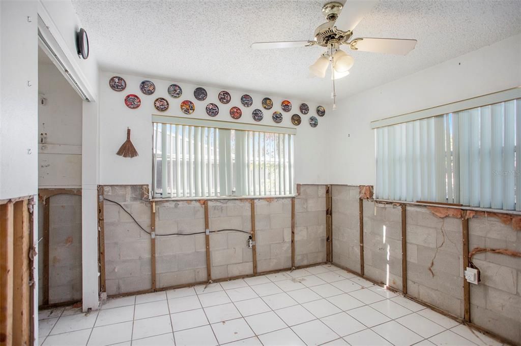 For Sale: $111,000 (2 beds, 1 baths, 915 Square Feet)