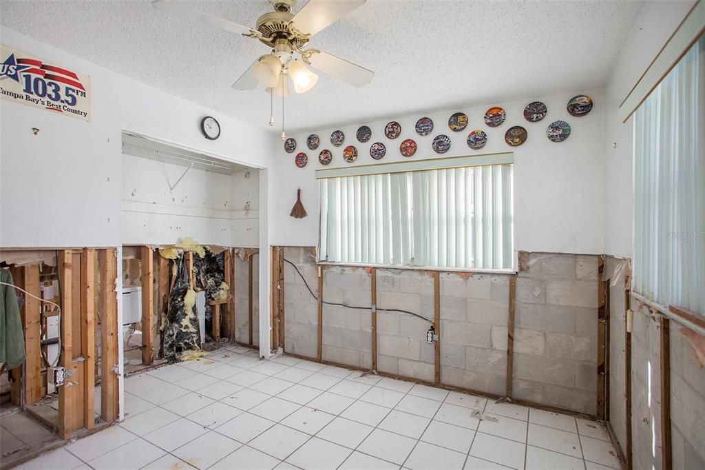 For Sale: $111,000 (2 beds, 1 baths, 915 Square Feet)