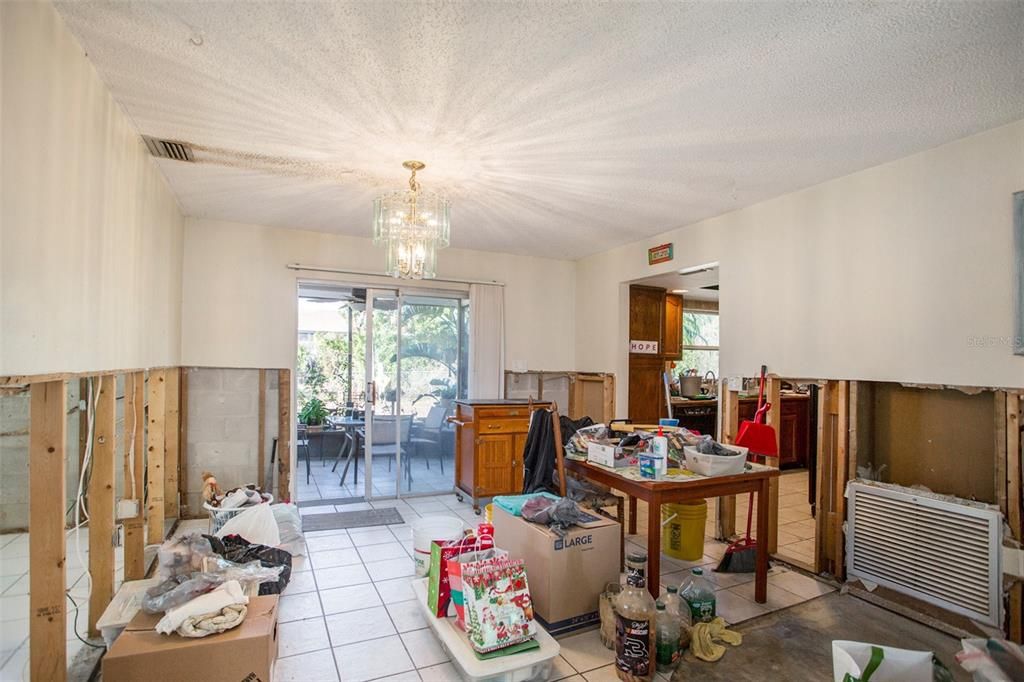 For Sale: $111,000 (2 beds, 1 baths, 915 Square Feet)