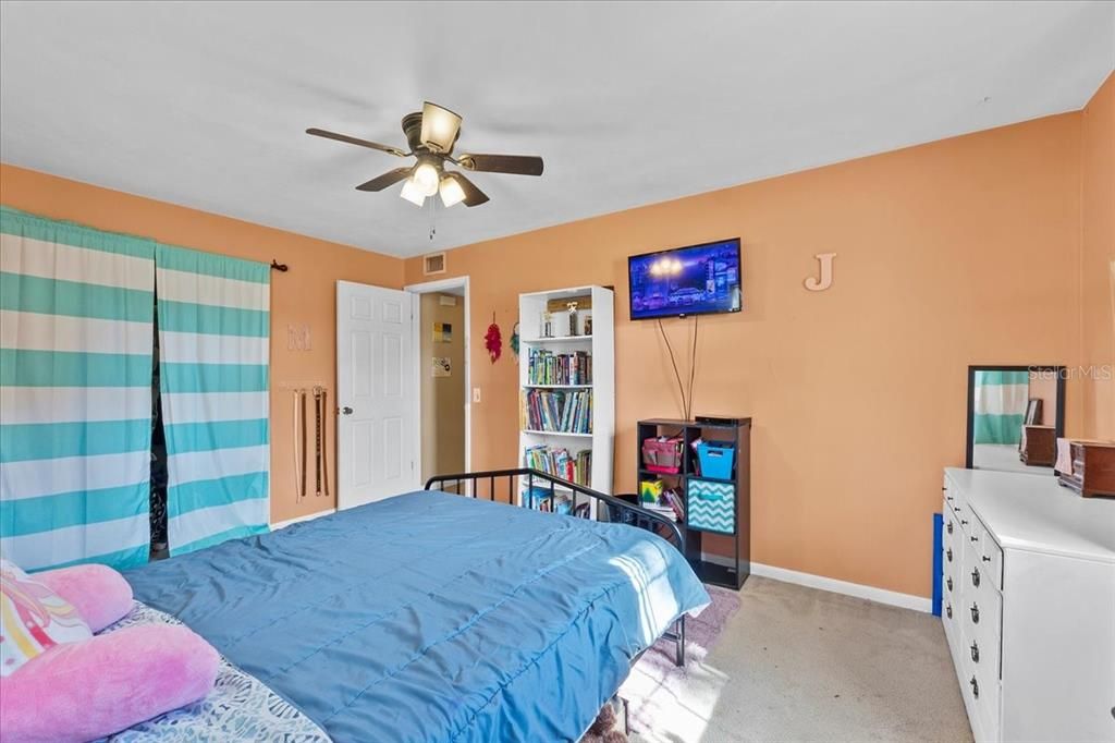 For Sale: $214,000 (2 beds, 1 baths, 1140 Square Feet)