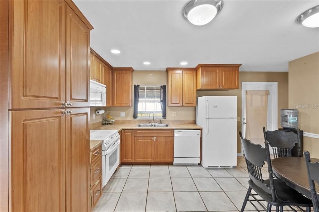 For Sale: $214,000 (2 beds, 1 baths, 1140 Square Feet)