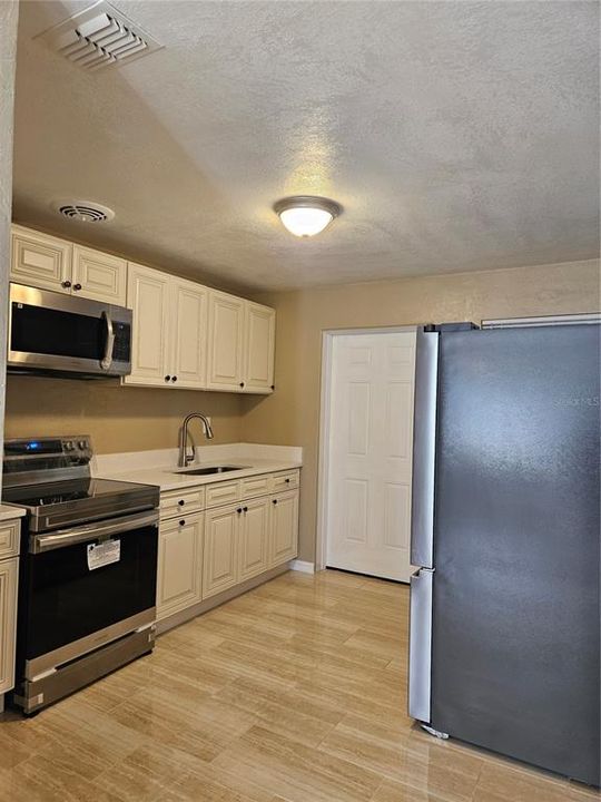 For Rent: $1,600 (2 beds, 1 baths, 784 Square Feet)