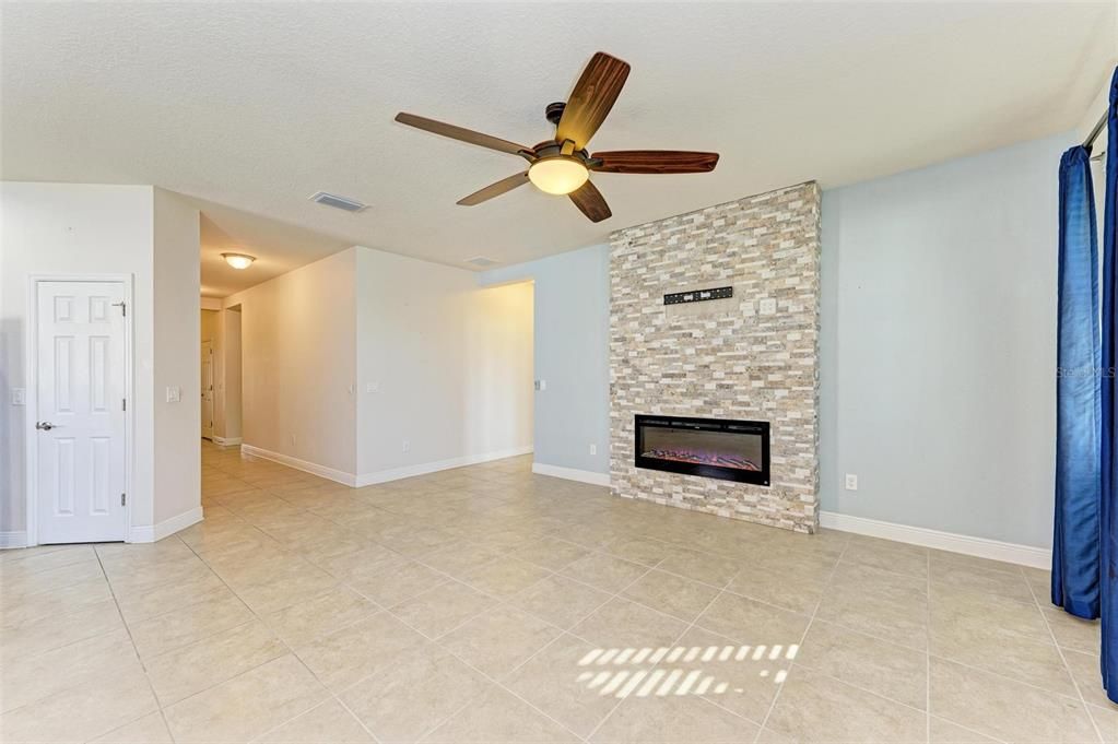 For Sale: $405,000 (4 beds, 2 baths, 1863 Square Feet)