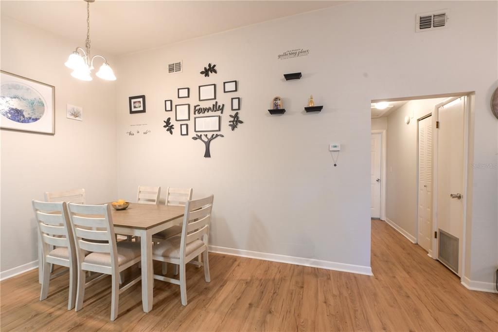 For Sale: $146,333 (2 beds, 1 baths, 814 Square Feet)