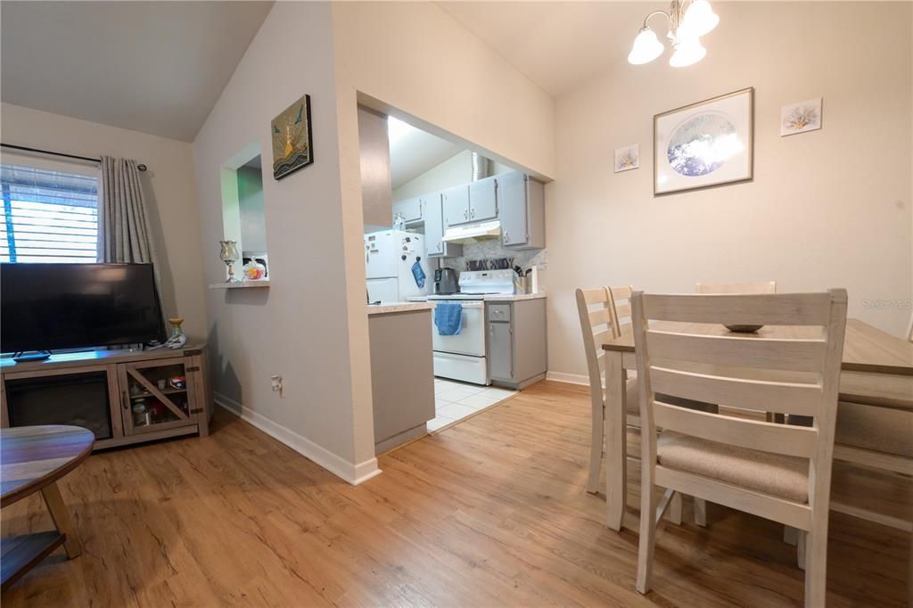 For Sale: $146,333 (2 beds, 1 baths, 814 Square Feet)