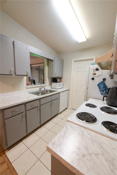 For Sale: $146,333 (2 beds, 1 baths, 814 Square Feet)