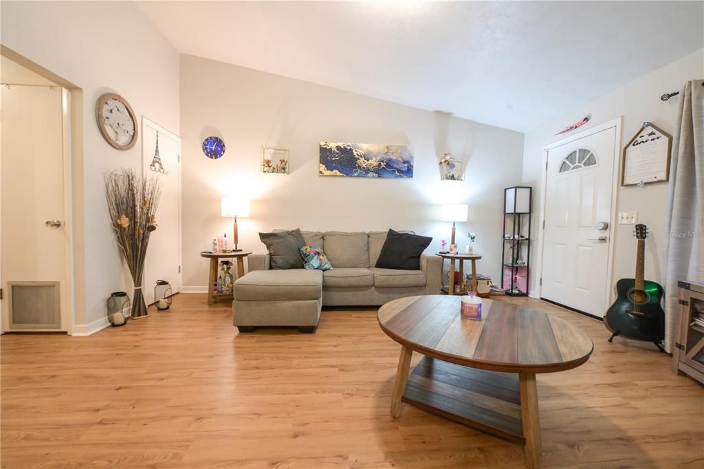 For Sale: $146,333 (2 beds, 1 baths, 814 Square Feet)