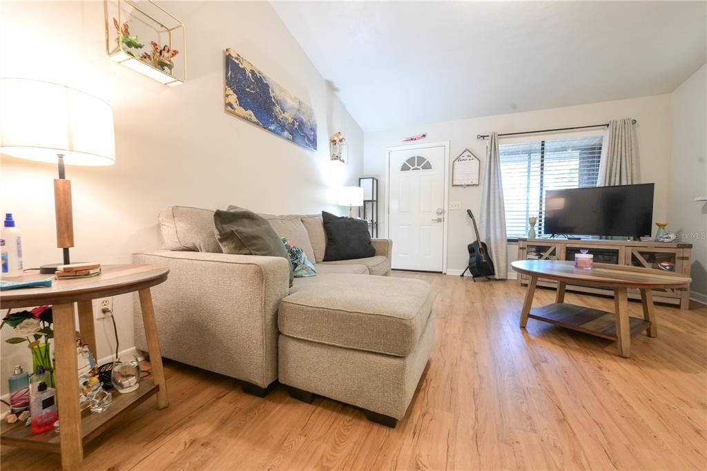 For Sale: $146,333 (2 beds, 1 baths, 814 Square Feet)