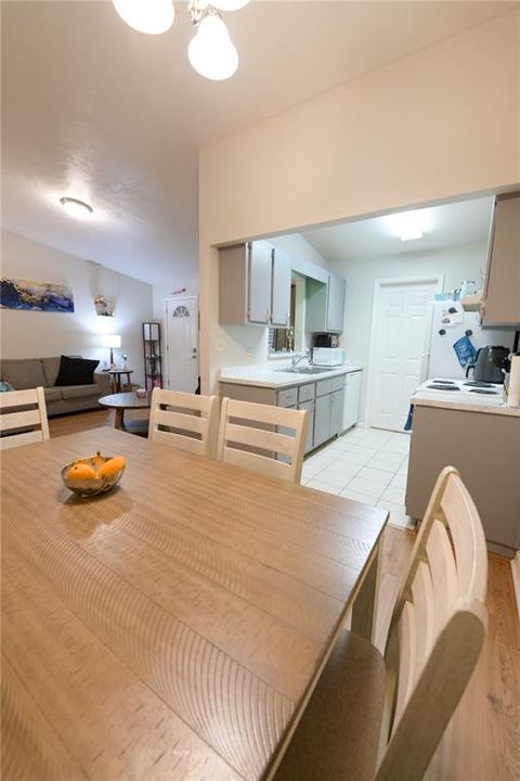 For Sale: $146,333 (2 beds, 1 baths, 814 Square Feet)