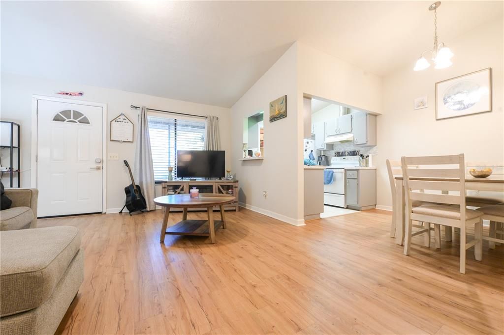 For Sale: $146,333 (2 beds, 1 baths, 814 Square Feet)