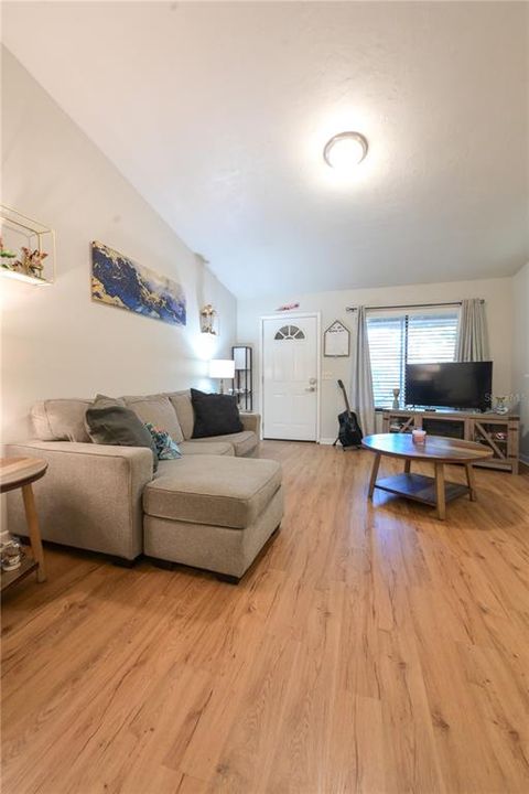 For Sale: $146,333 (2 beds, 1 baths, 814 Square Feet)