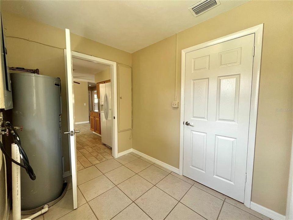 For Sale: $199,900 (2 beds, 1 baths, 1420 Square Feet)