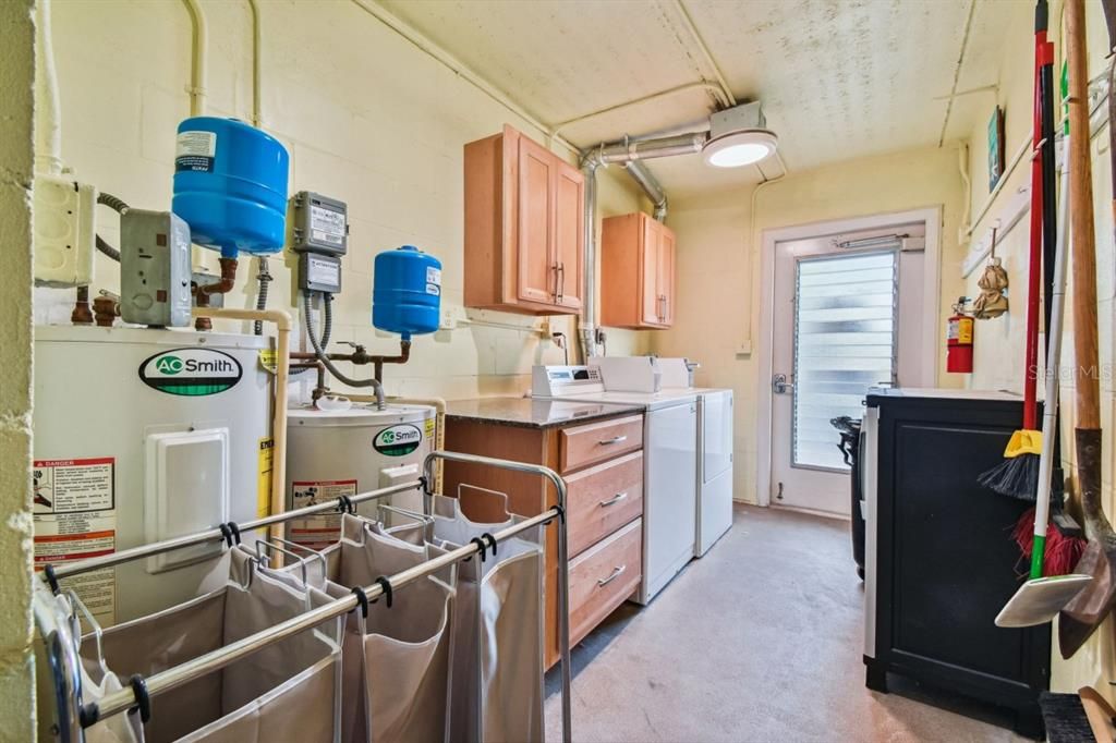 For Sale: $529,000 (2 beds, 1 baths, 975 Square Feet)