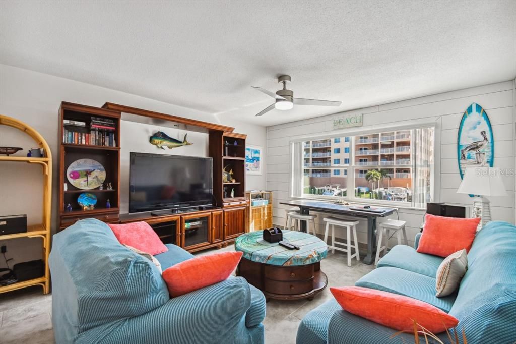 For Sale: $529,000 (2 beds, 1 baths, 975 Square Feet)