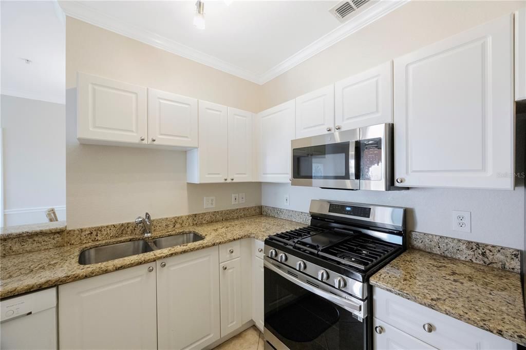 For Sale: $284,000 (1 beds, 1 baths, 980 Square Feet)