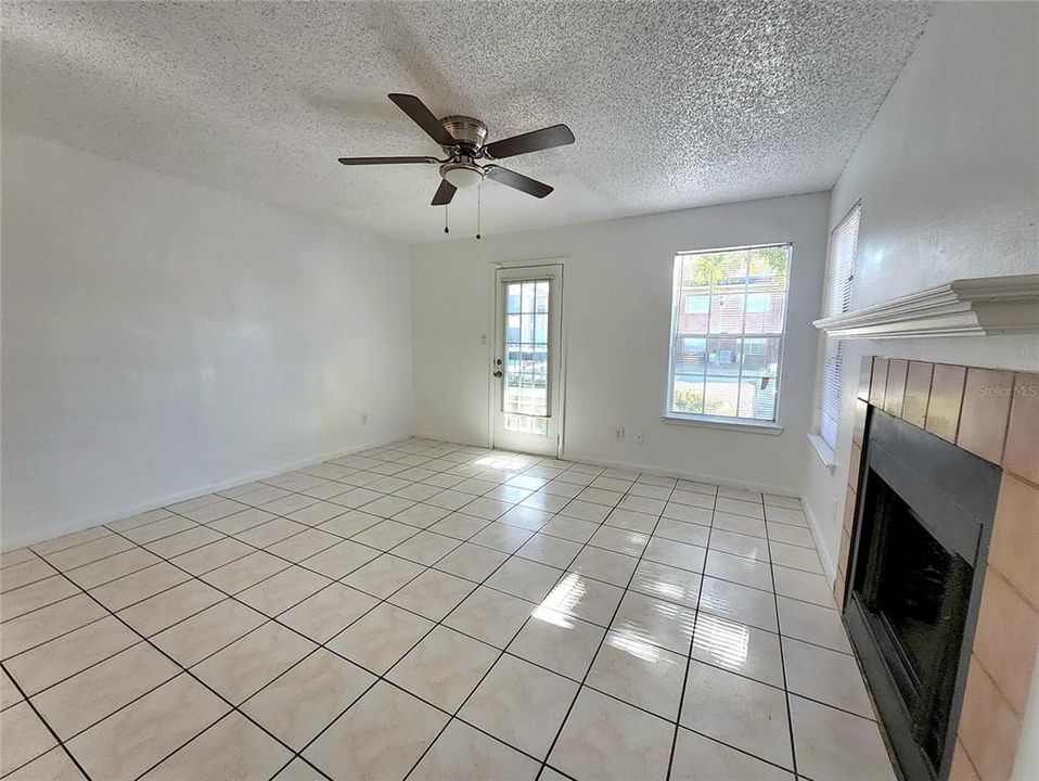 For Rent: $1,600 (2 beds, 1 baths, 810 Square Feet)