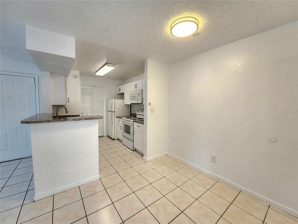 For Rent: $1,600 (2 beds, 1 baths, 810 Square Feet)