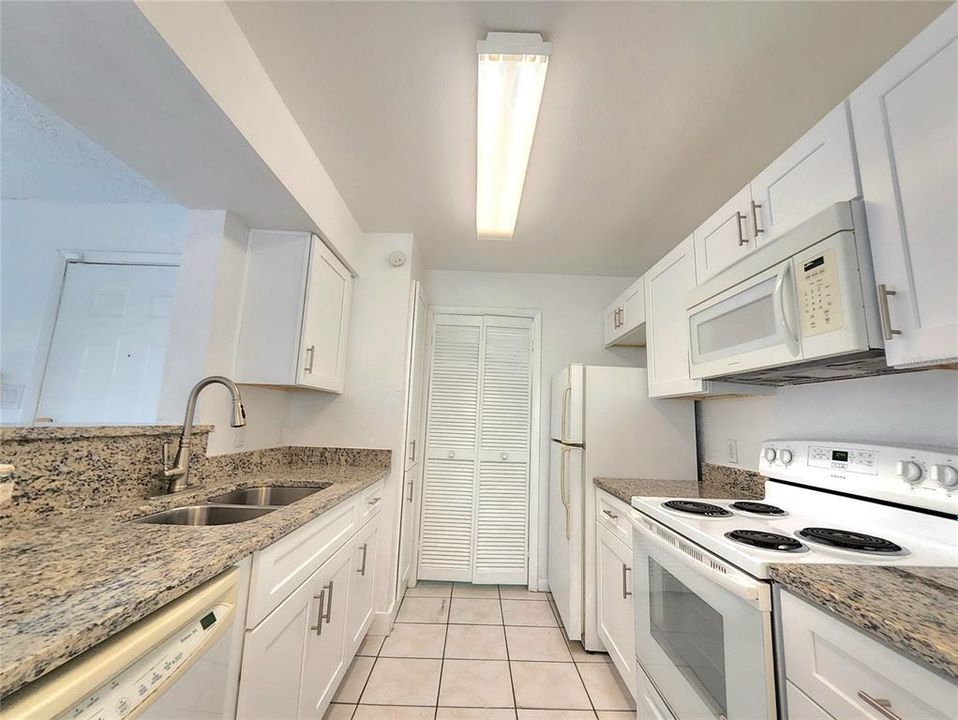 For Rent: $1,600 (2 beds, 1 baths, 810 Square Feet)