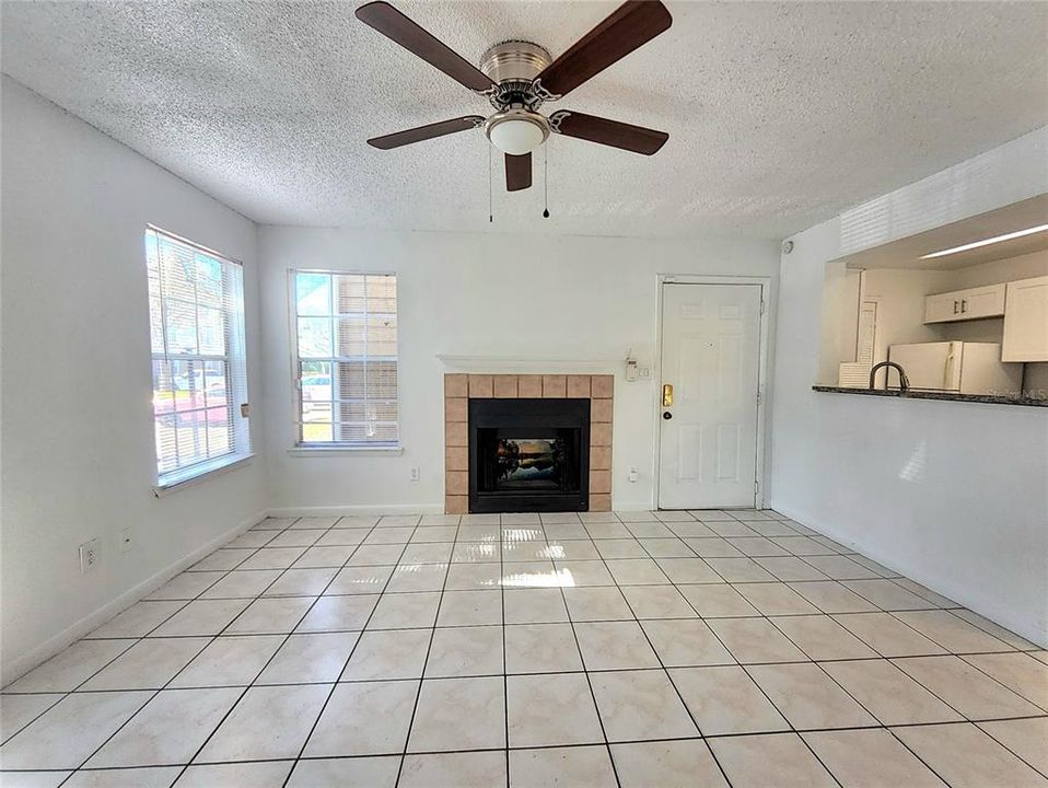 For Rent: $1,600 (2 beds, 1 baths, 810 Square Feet)