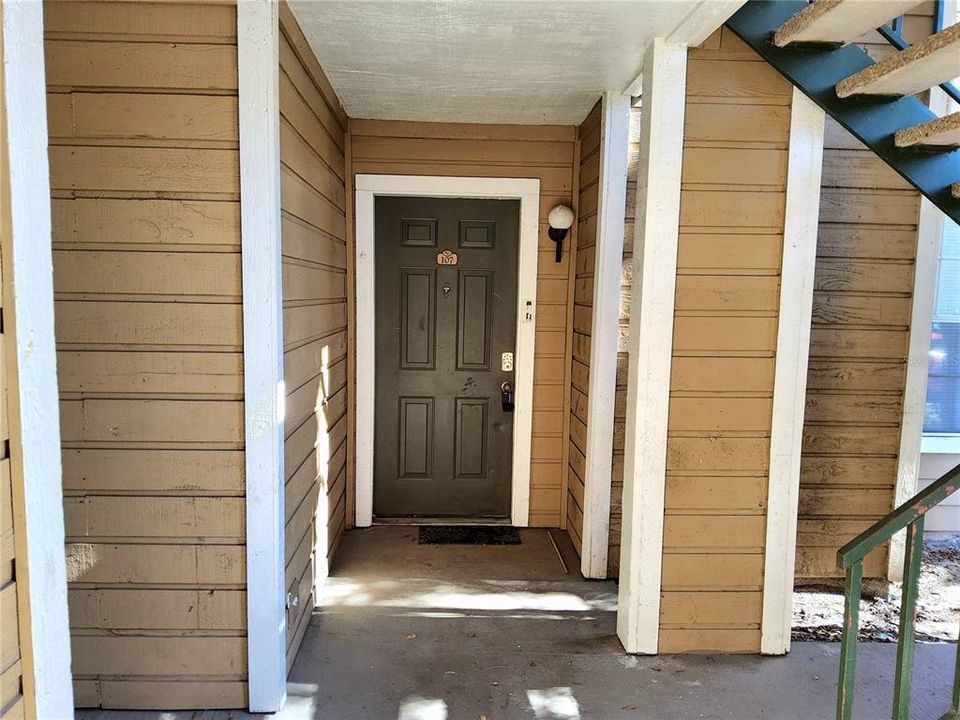 For Rent: $1,600 (2 beds, 1 baths, 810 Square Feet)