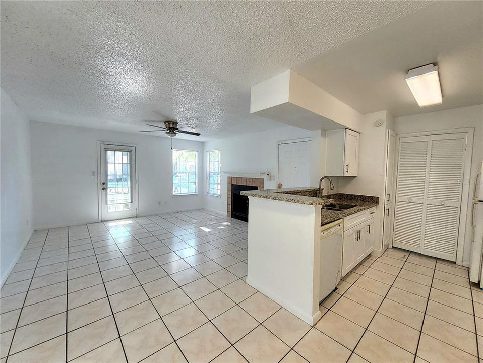 For Rent: $1,600 (2 beds, 1 baths, 810 Square Feet)