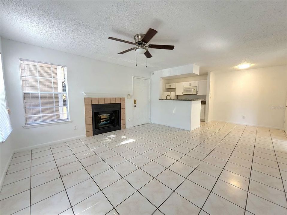 For Rent: $1,600 (2 beds, 1 baths, 810 Square Feet)