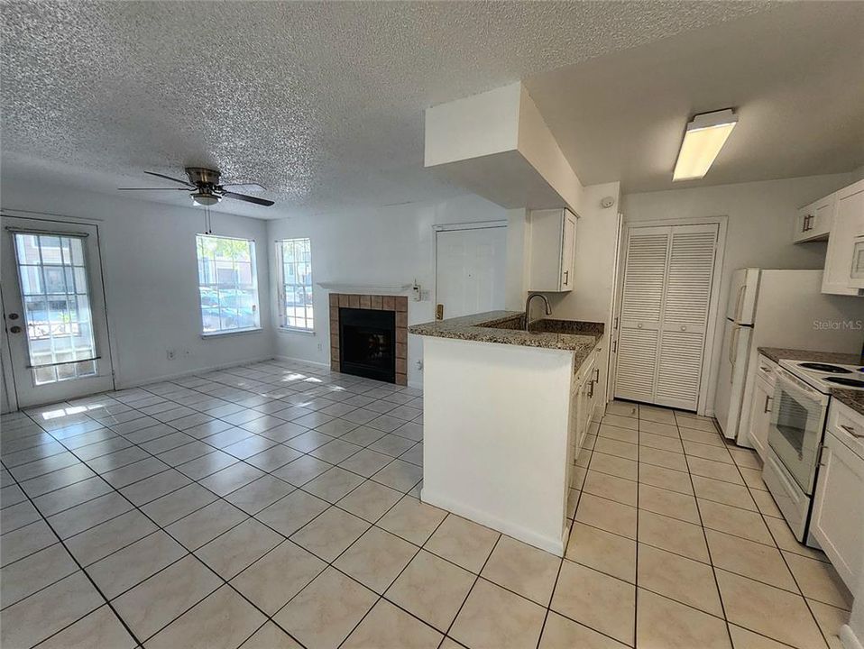 For Rent: $1,600 (2 beds, 1 baths, 810 Square Feet)