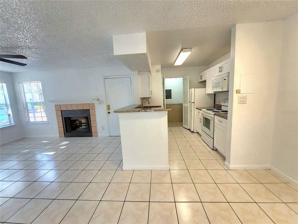 For Rent: $1,600 (2 beds, 1 baths, 810 Square Feet)