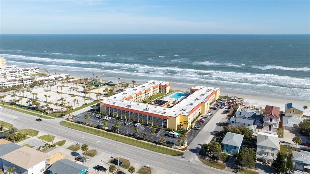 合同活跃: $399,000 (2 贝兹, 2 浴室, 912 平方英尺)