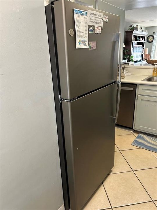 合同活跃: $399,000 (2 贝兹, 2 浴室, 912 平方英尺)