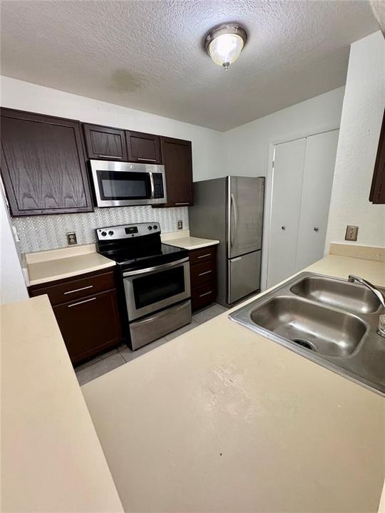 For Sale: $149,951 (2 beds, 1 baths, 810 Square Feet)