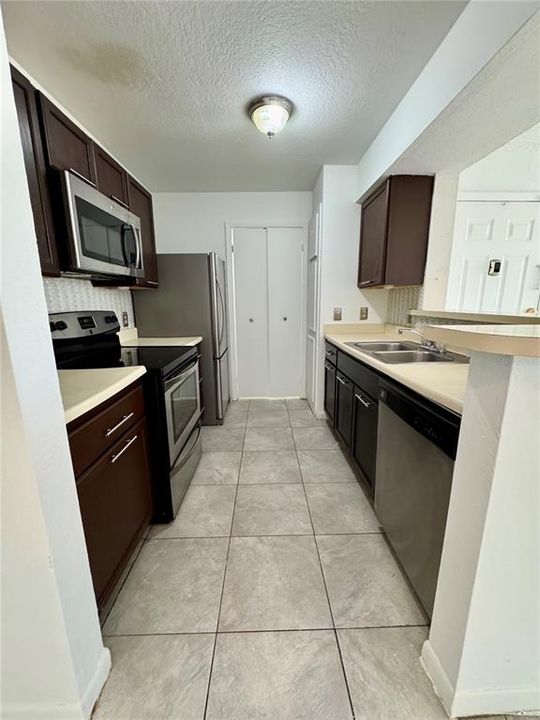 For Sale: $149,951 (2 beds, 1 baths, 810 Square Feet)