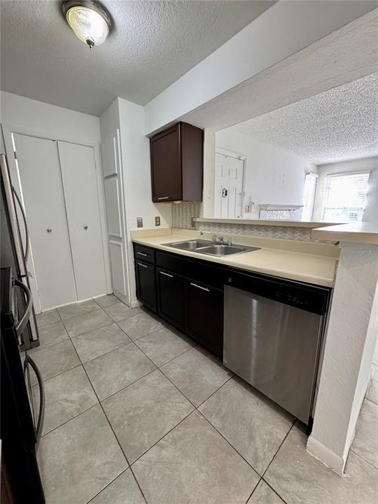 For Sale: $149,951 (2 beds, 1 baths, 810 Square Feet)