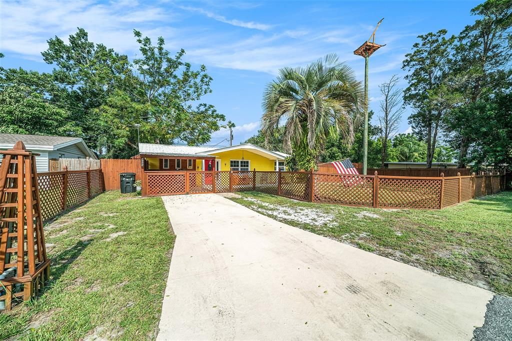 Spacious POOL home with aMETAL ROOF situated on aquiet dead-end block, NO HOA,NO CDD fees, NO floodinsurance, and LOW Taxes