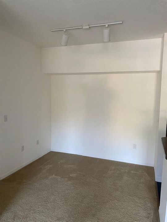 For Rent: $1,300 (1 beds, 1 baths, 713 Square Feet)