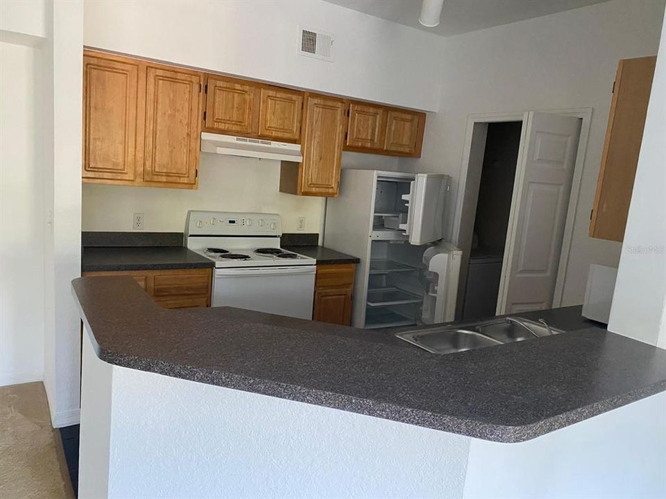 For Rent: $1,300 (1 beds, 1 baths, 713 Square Feet)