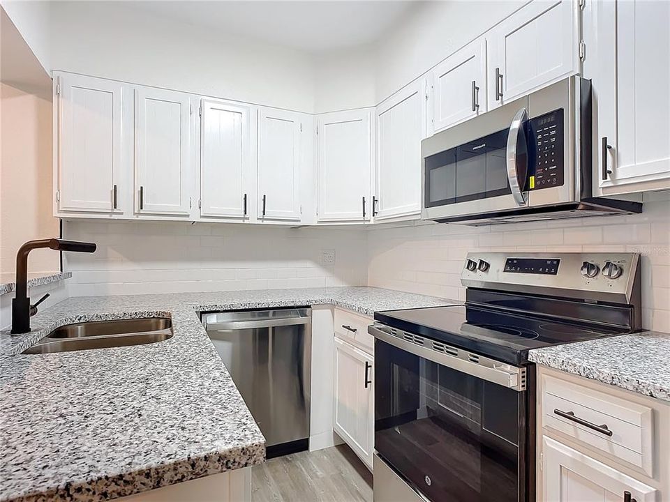 For Sale: $289,990 (2 beds, 1 baths, 1350 Square Feet)